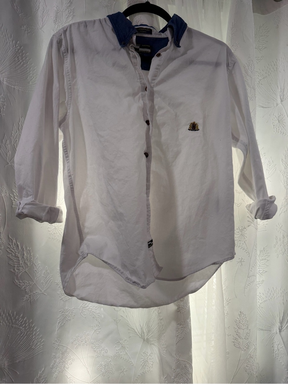 Men's White Casual Button-Down Shirt with Blue Contrast Collar